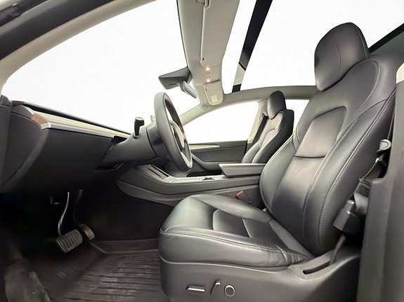 Tesla Model Y 14 of 30