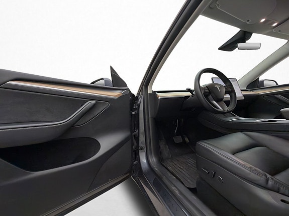 Tesla Model Y 13 of 30