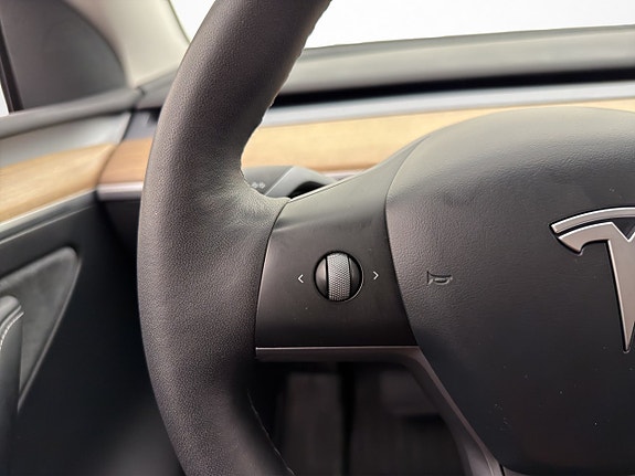 Tesla Model Y 18 of 30