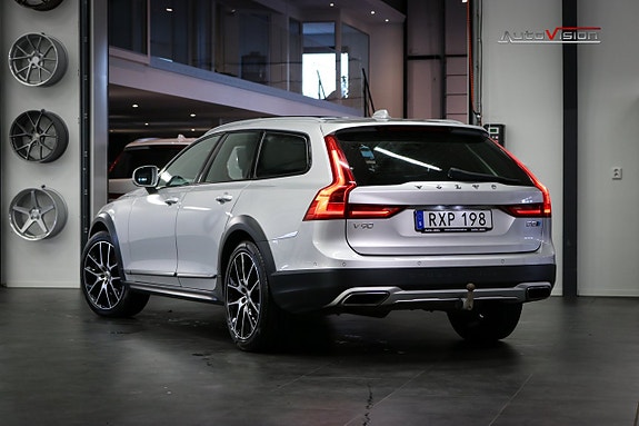 Volvo V90 Cross Country 2 of 5