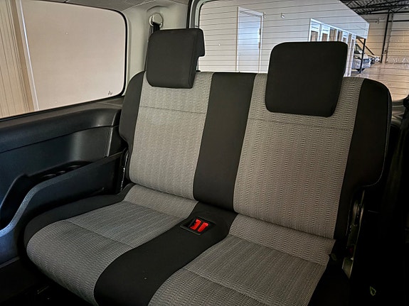Volkswagen Caddy Maxi 21 of 22