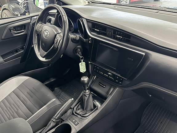 Toyota Auris 9 of 18