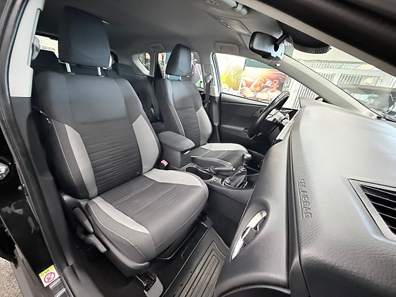 Toyota Auris 12 of 18