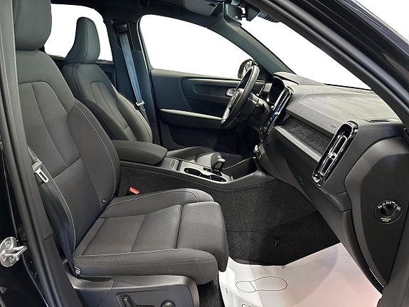 Volvo EX40 13 of 23