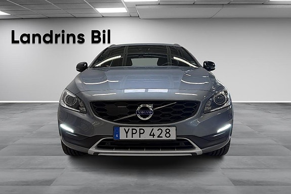 Volvo V60 Cross Country 2 of 5