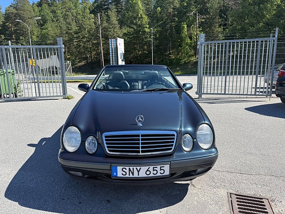 Mercedes-Benz CLK230 8 of 25