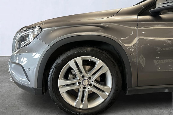 Mercedes-Benz GLA200 4 of 5