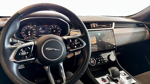 Jaguar F-PACE 12 of 16