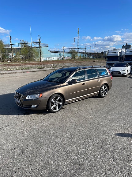 Volvo V70 3 of 5