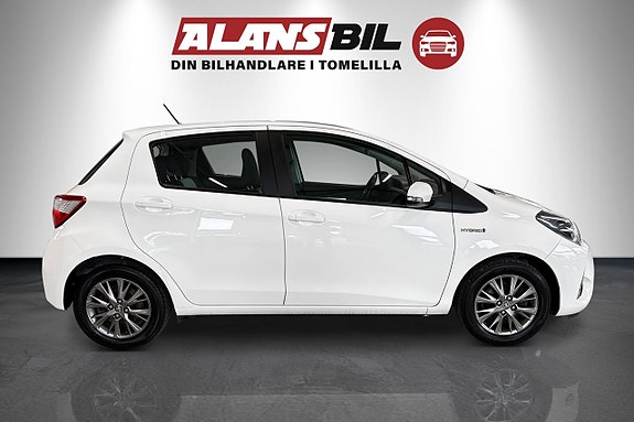 Toyota Yaris 2 of 5