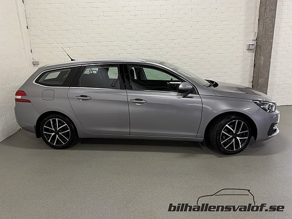 Peugeot 308 SW 2 of 5