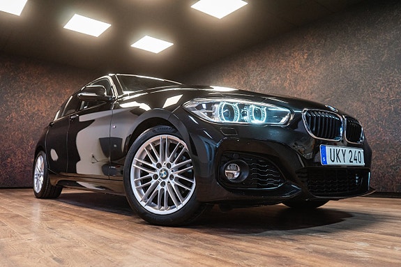 BMW 118i 3 of 5