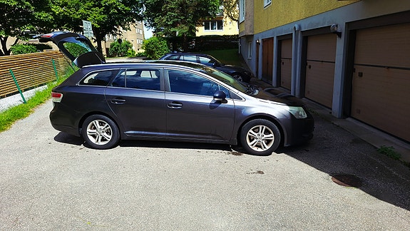 Toyota Avensis 2 of 5