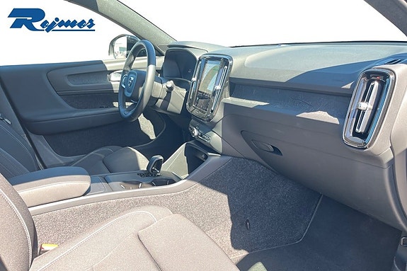 Volvo EX40 13 of 24