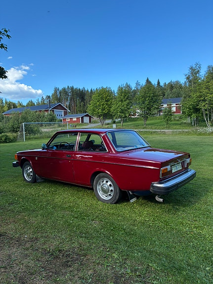 Volvo 142 2 of 5