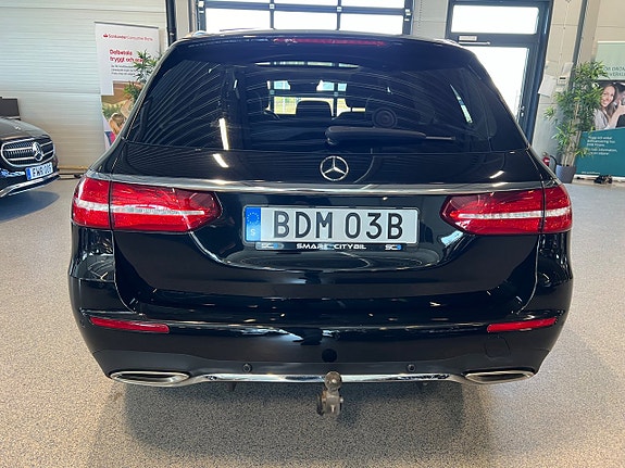 Mercedes-Benz E200 4 of 5