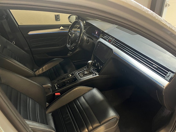 Volkswagen Passat 9 of 16