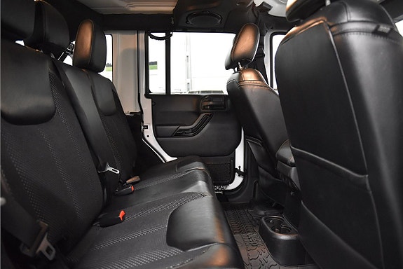 Jeep Wrangler Unlimited 13 of 18