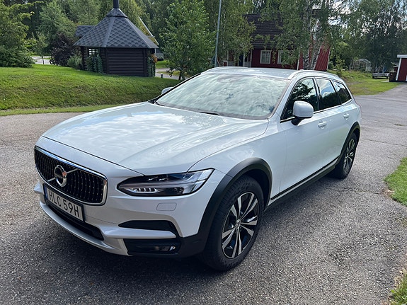 Volvo V90 Cross Country 2 of 10