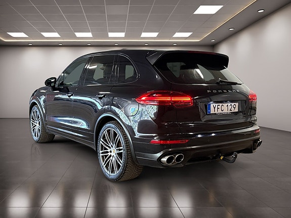 Porsche Cayenne S 3 of 5