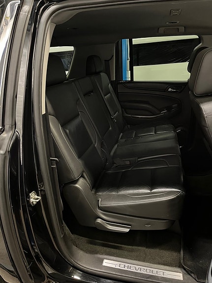 Chevrolet Suburban 9 of 12