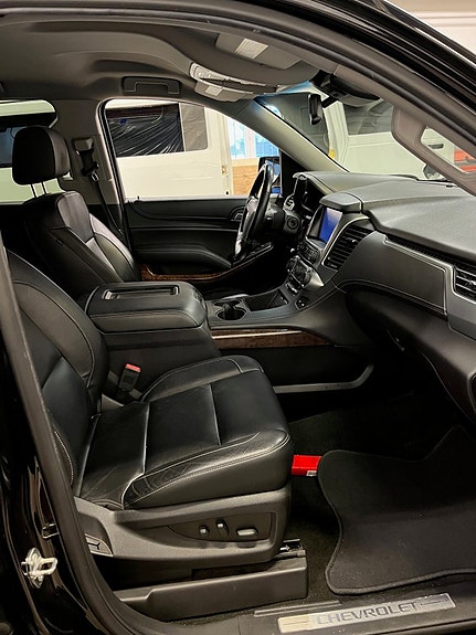 Chevrolet Suburban 7 of 12