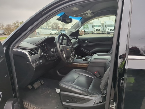Chevrolet Suburban 6 of 12
