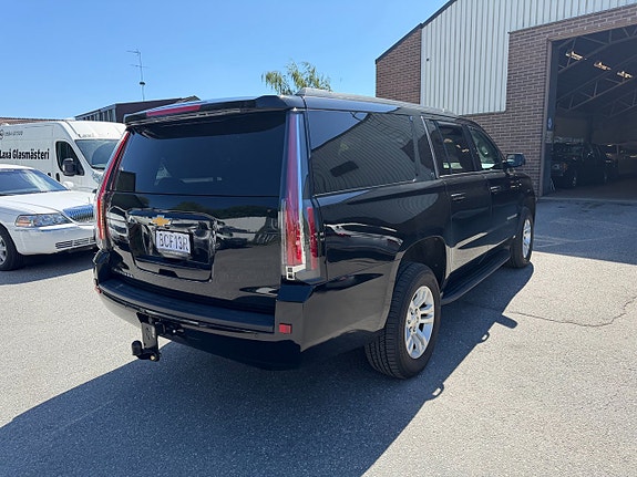 Chevrolet Suburban 4 of 5