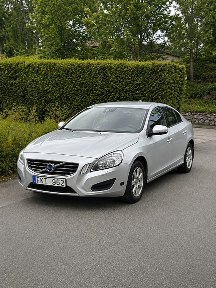 Volvo S60 2 of 5