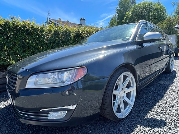 Volvo V70 2 of 9