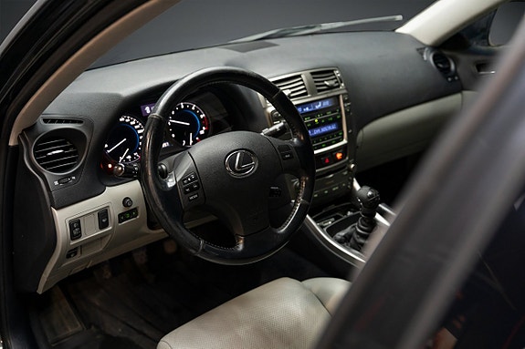 Lexus IS220d 9 of 17