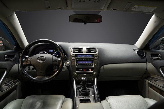 Lexus IS220d 10 of 17