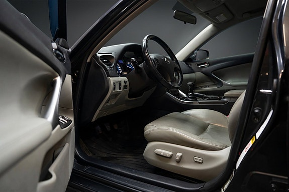 Lexus IS220d 7 of 17