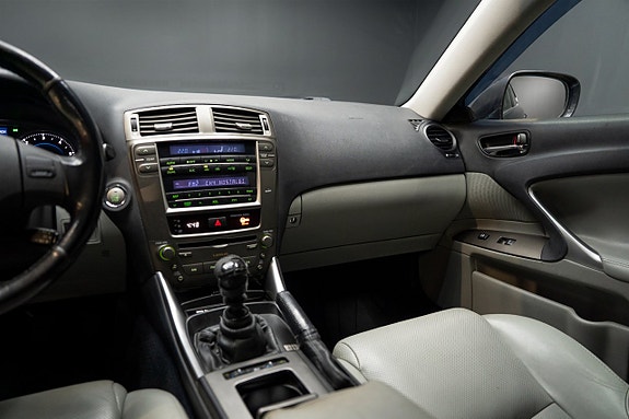 Lexus IS220d 14 of 17