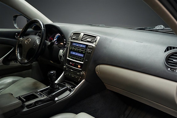 Lexus IS220d 16 of 17