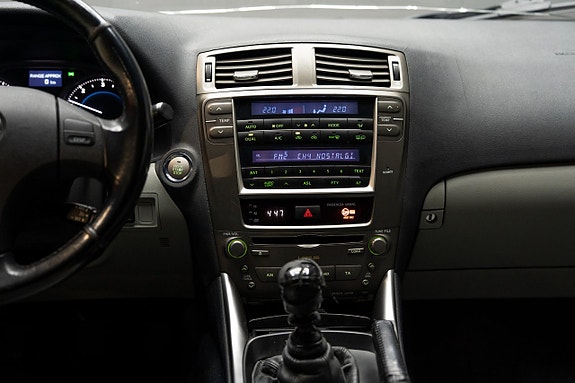 Lexus IS220d 13 of 17