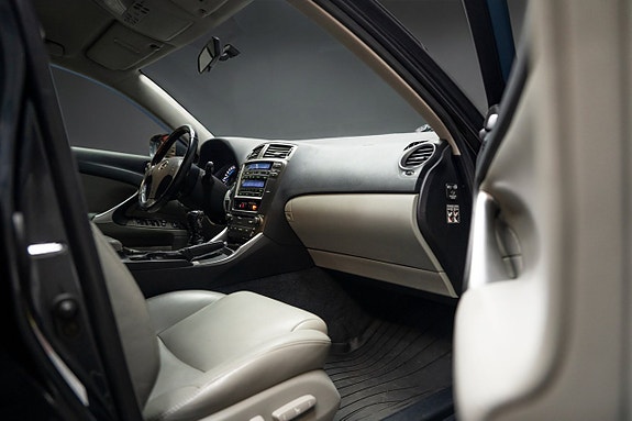 Lexus IS220d 15 of 17