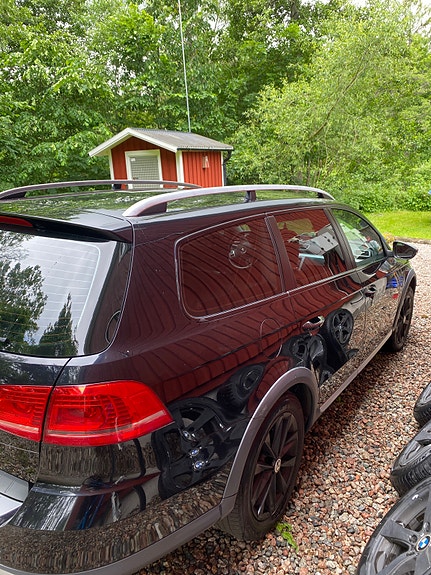 Volkswagen Passat Alltrack 2 of 5
