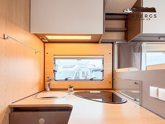 LMC H 730 Tourer lift *Långbädd *Drop down säng *3500kg Totalvikt *Fr. 3,70% *4164kr/mån 7 of 22