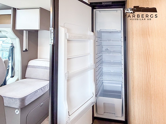 LMC H 730 Tourer lift *Långbädd *Drop down säng *3500kg Totalvikt *Fr. 3,70% *4164kr/mån 9 of 22