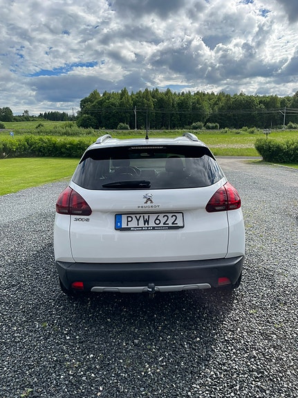 Peugeot 2008 2 of 5