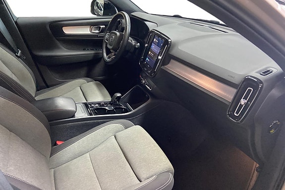 Volvo XC40 7 of 22