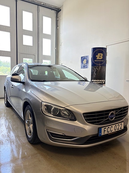 Volvo V60 2 of 5