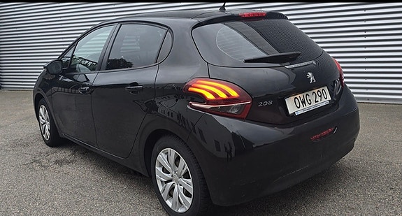 Peugeot 208 3 of 5