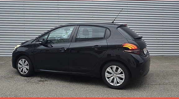 Peugeot 208 2 of 5