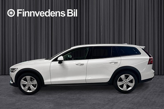 Volvo V60 Cross Country 2 of 5