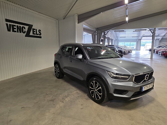 Volvo XC40 2 of 5