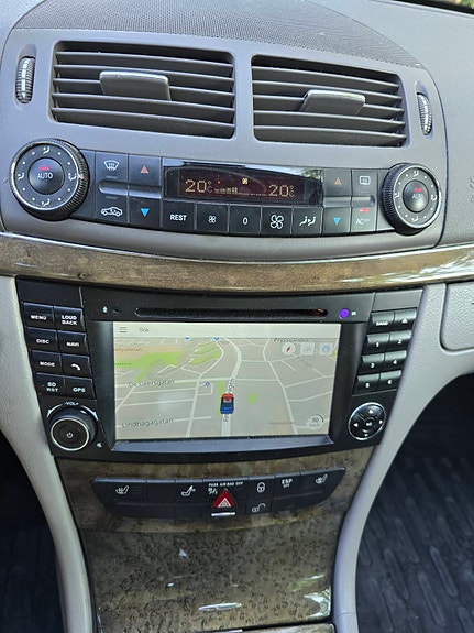 Mercedes-Benz E320 4 of 5