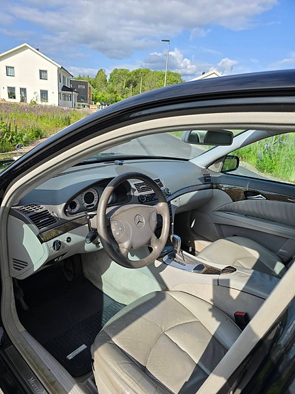 Mercedes-Benz E320 3 of 5