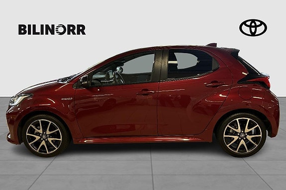 Toyota Yaris 3 of 5